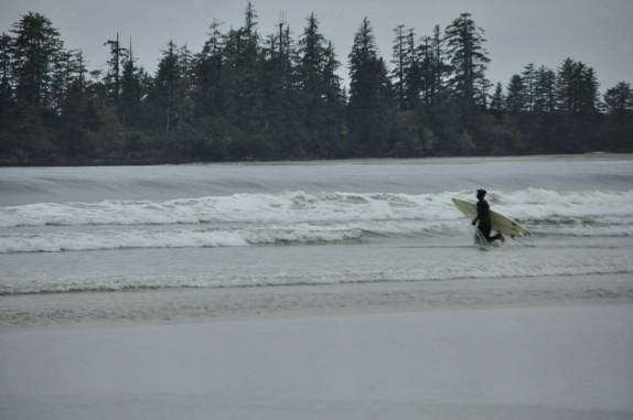 Entrando no mar gelado vestida como uma ninja, em Tofino, na costa oeste de Vancouver Island, litoral da British Columbia, oeste do Canadá